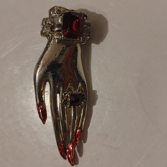 Hand with ring and polished nails brooch - Picture 2 of 5